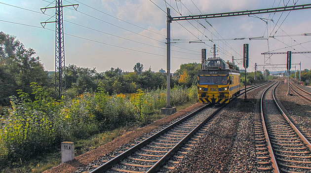 Potíže na železničním koridoru u České Třebové, stroj poškodil trakční vedení