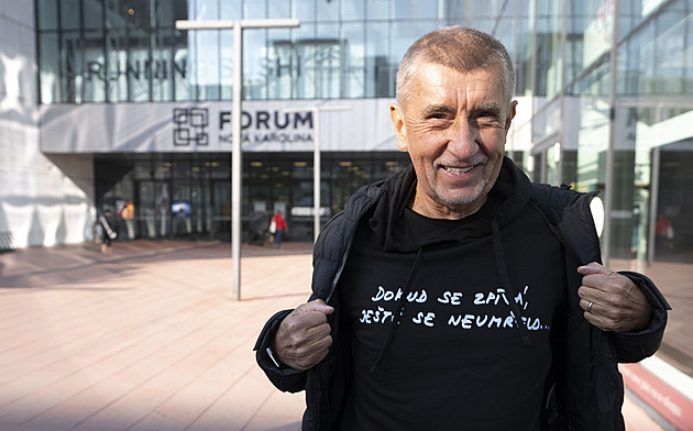 Babiš vhodí lístek do urny v ostravské sokolovně, vyřídil si voličský průkaz