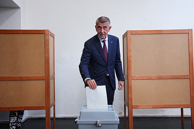 Volby ONLINE: Maraton politiků začal. V prvních minutách odvolili Babiš, Zeman i Pavlovi