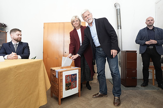 Prezidentský pár odvolil v Černoučku. Pavel vyzval i zklamané lidi, aby přišli k urnám