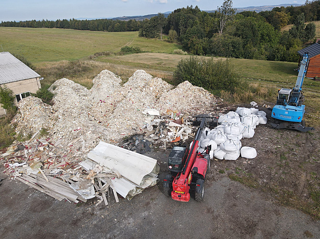 Z Jiříkova odjely poslední kamiony s odpadem, nelegální skládka je pryč