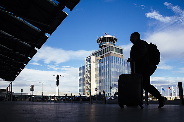 Velké manévry na pražském letišti. Policie i armáda prověřují anonymní hrozbu drony