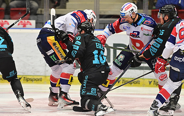 ONLINE: Slezské derby přineslo už osm gólů. Pardubice vedou ve Varech