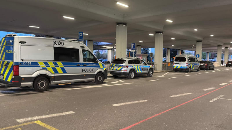 Poplach na pražském letišti: Anonym vyhrožuje, že se blíží drony. Zasahuje i armáda