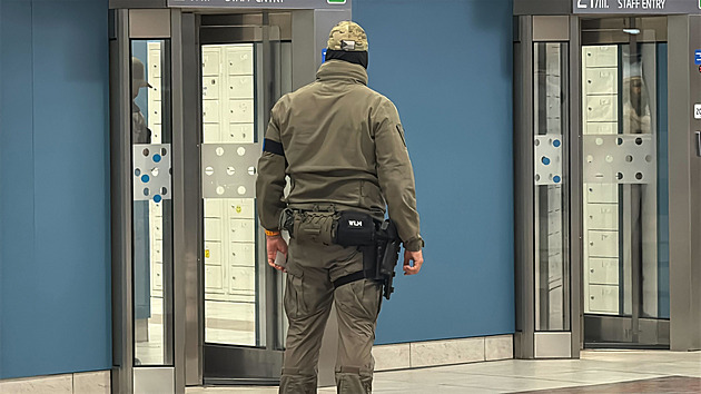 Pražské letiště prožívá manévry, ale funguje. Policie i armáda řeší hrozbu drony