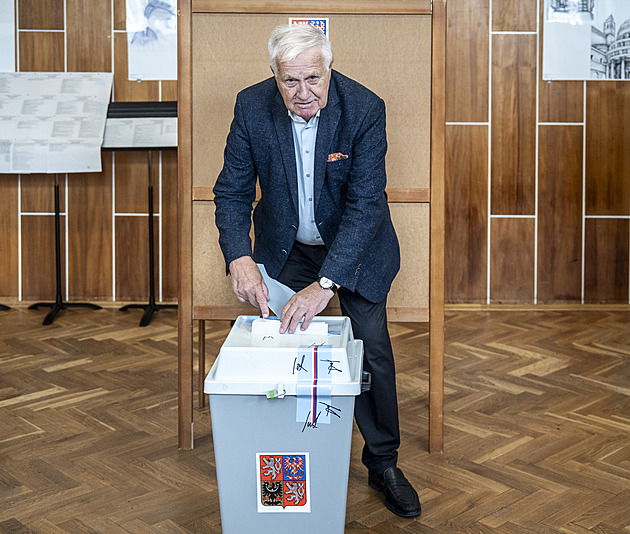 Místnosti se uzavřely a hlasování skončilo. Účast byla vysoká, hlásily komise