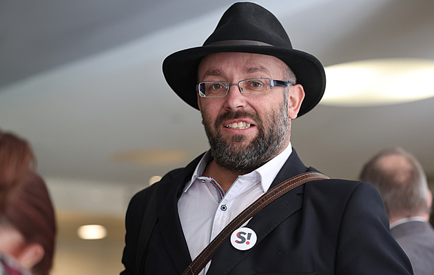 Ponurá nálada ve Stačilo! Počkejme ještě chvíli, dostaneme se, věří Zaorálek