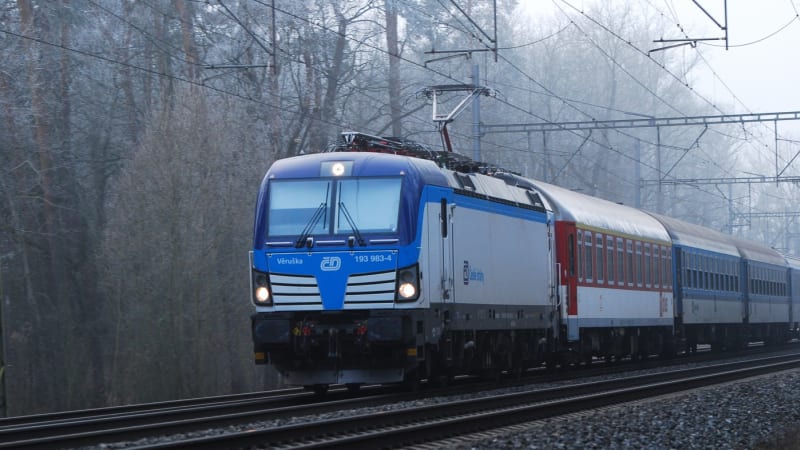 Smrt na klejích u Horních Počernic. Vlak srazil člověka, rychlíky jezdí odklonem