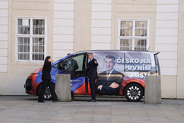 Babiš si řídil auto sám. Policistka ho musela nasměrovat do správných dveří