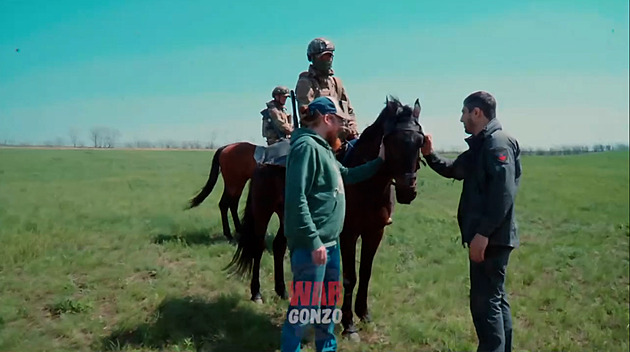 Nasaďte kavalerii! Ruští vojáci cvičí útoky na koních, chtějí je poslat na frontu