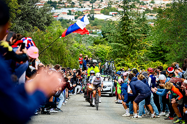 Nenasytný Pogačar. K duhovému dresu přidal i evropský titul, po dalším sólu