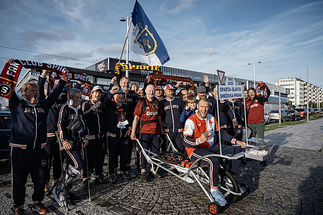 Trakařem až na derby. Výprava nadšenců ze Smržovky zdárně dorazila na Letnou