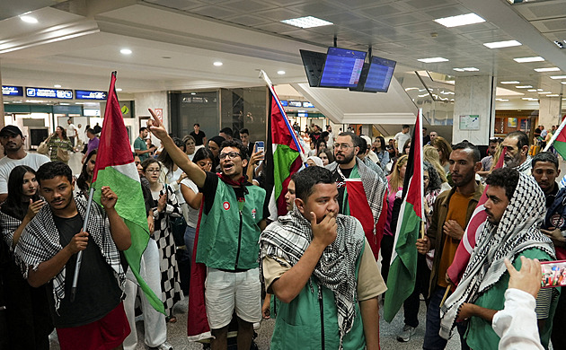 Jednali s námi jako s opicemi, viní členové flotily Izrael. Aktivistka kousla zdravotnici
