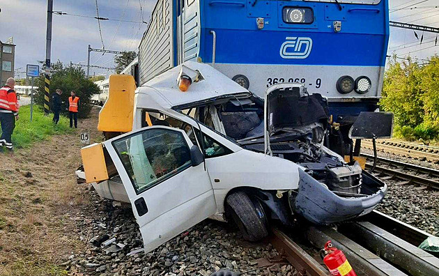 Řidič v Lysé nad Labem nepřežil srážku s vlakem. Na přejezd vjel, když svítila světla