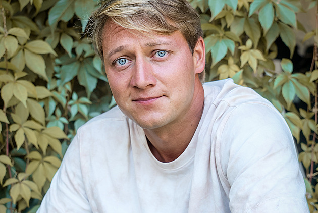 Moje žena Šárka je jediná normální herečka v Česku, říká herec Ondřej Kraus