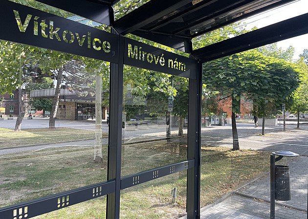 Zastávky ve Vítkovicích mají odradit bezdomovce. Prší do nich, stěžují si lidé