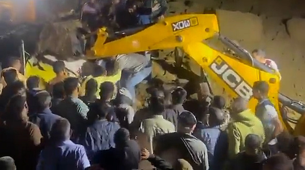 VIDEO: Autobus jel v Indii po dálnici, pak se náhle na něj sesunula hora