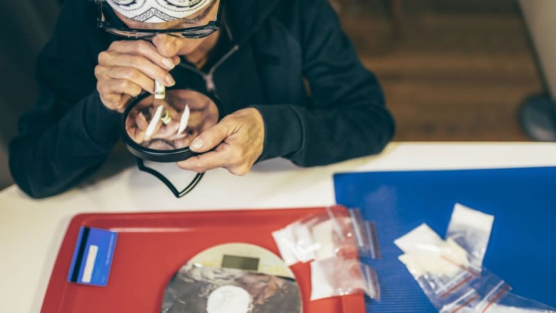 Britské pohotovosti plní předávkovaní senioři. Kokain šňupou i devadesátníci