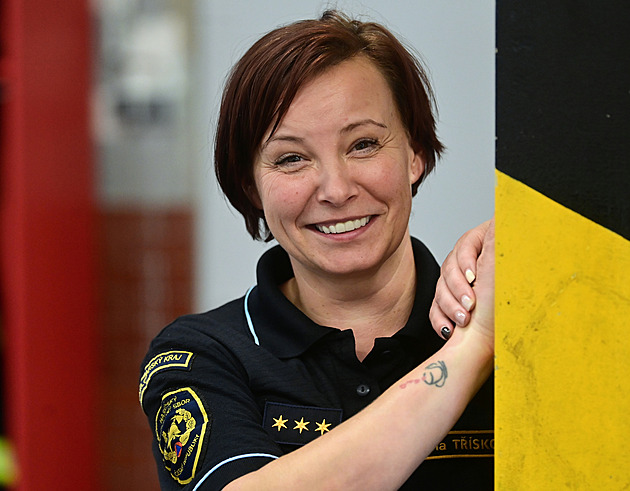 Profi hasičům v Kraslicích velí žena. Nechce řídit cisternu, z hadů má fobii