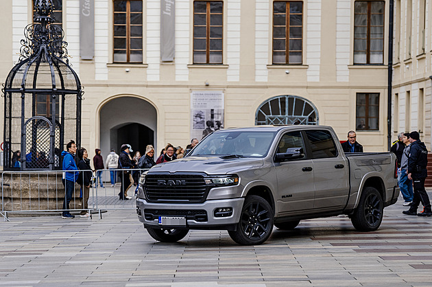 Podivnosti kolem „Macinkova“ pick-upu. Patří milionáři s hazardní minulostí
