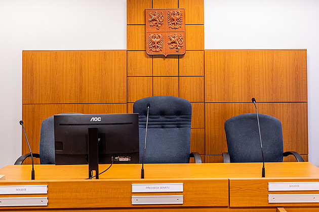 Vojenský lékař čelí obžalobě ze sériového znásilnění, podle vyšetřovatelů oběti zdrogoval