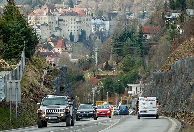 Delší, ale levnější. Kraj nabízí novou trasu bez tunelu pro obchvat Krumlova