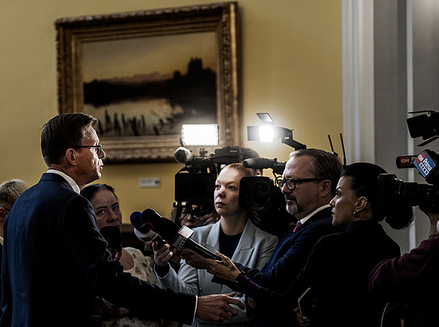 Napřed si dělí křesla a dokonce přibývají. Vládní politici kritizují nový kabinet