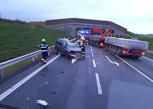 Osobní auto se na Svitavsku srazilo s náklaďákem, řidič nehodu nepřežil
