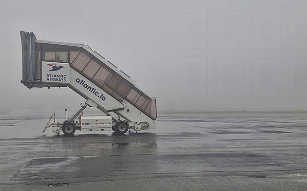 Fotbalisté stále trčí na Faerech, Nedvěd a spol. jednali na letišti. Co bude s Haškem?