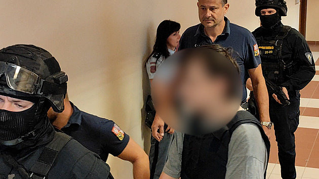 Sedmnáctiletého mladíka soudí za vraždy prodavaček. Odmítl vypovídat