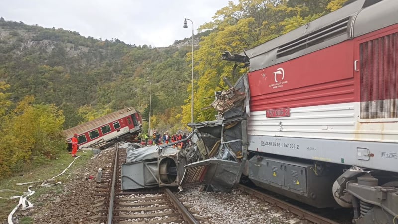 Spoušť po srážce vlaků: záběry z ptačí perspektivy, výpovědi svědků a prvotní závěry policie