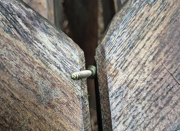 Šrouby a hřebíky trčící z atrakcí. Dětské hřiště se stalo nebezpečným místem