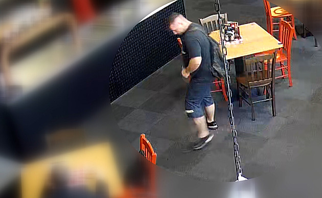Muž vešel za bar a z poličky ukradl cennou hasičskou helmu, pátrá po něm policie