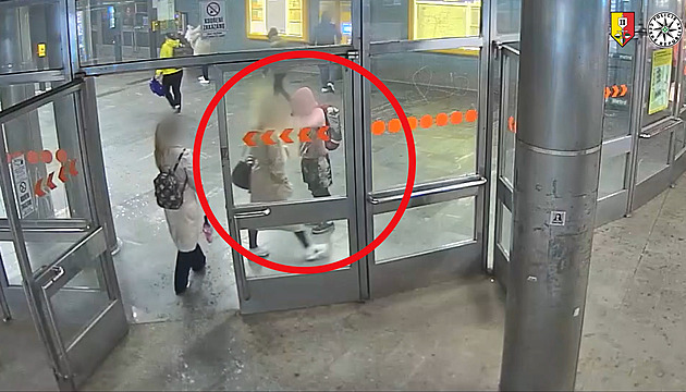 VIDEO: Útočník v metru bezdůvodně udeřil ženu do nosu, motiv zůstává nejasný