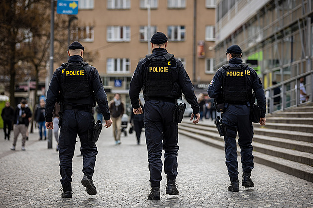 Alkohol, cigarety i heroin. Policie u stovky nezletilých zajistila návykové látky