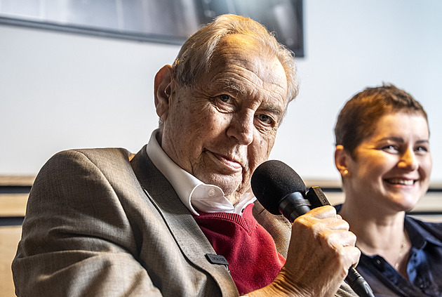 Bývalý prezident Zeman podstoupil operaci abscesu na zádech