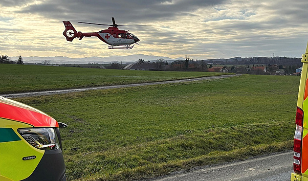 Hromadná nehoda aut na Chomutovsku. Mezi vážně zraněnými je dítě