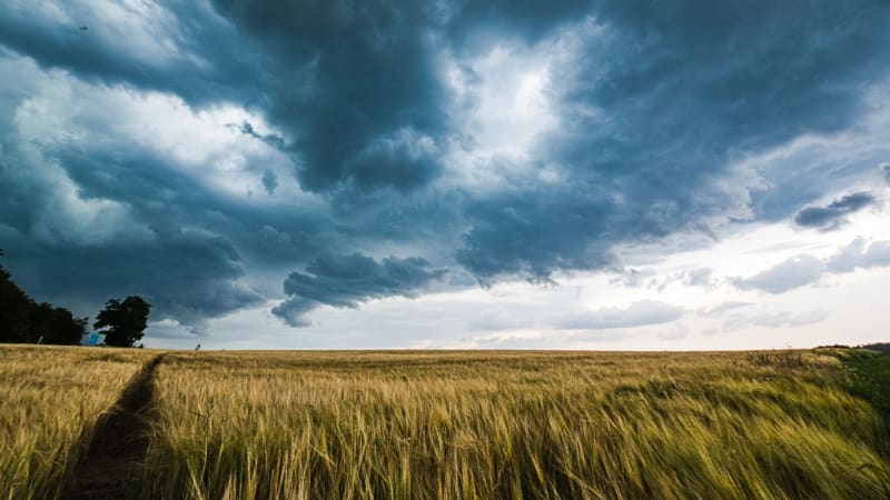 RADAR: Nastane výrazný teplotní zlom, spustí se deště. Na Česko se valí mohutná oblačnost