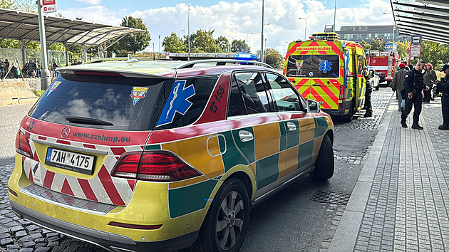 Metro na Invalidovně srazilo člověka, má zlomenou nohu