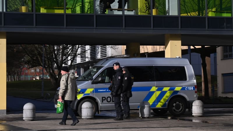 Tragédie na gymnáziu v Bystřici nad Pernštejnem: Třináctiletý chlapec zemřel po pádu z okna