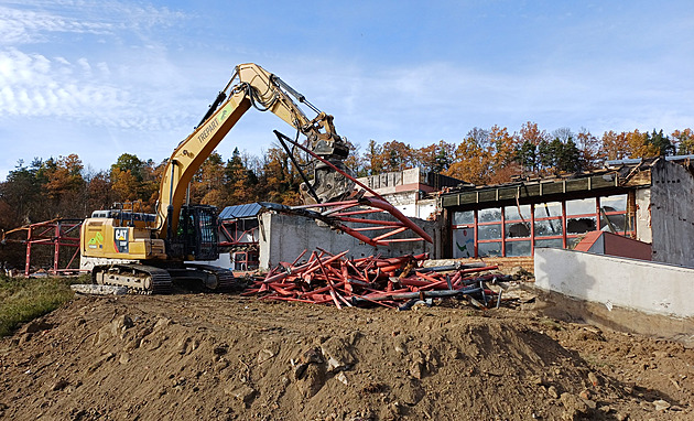 Speciální stroj štípe ocelovou konstrukci. V Krumlově začala demolice bazénu
