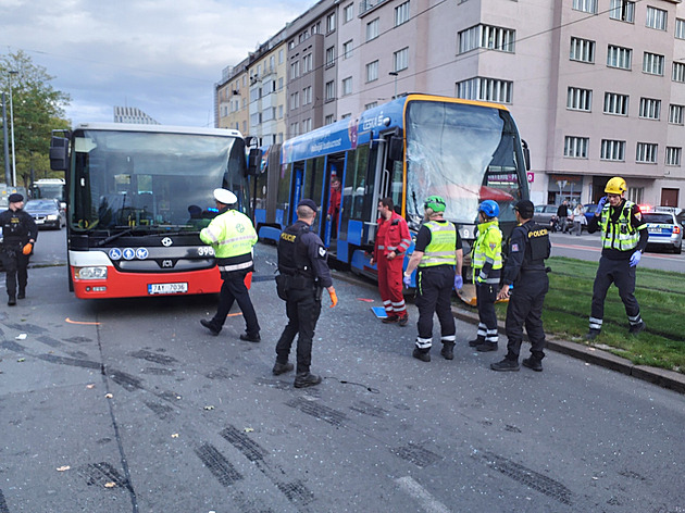 Srážka tramvaje s autobusem na Vinohradech. Hasiči evakuovali 50 cestujících