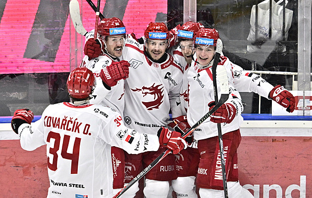 Třinec ovládl šlágr na Spartě, Olomouc srazila Litvínov, Hradec vyhrál