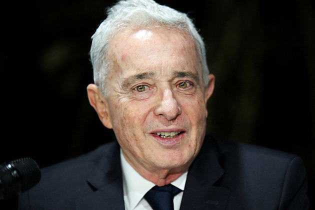 Soudci v Kolumbii zrušili trest 12 let vězení pro exprezidenta Uribeho