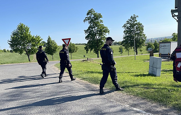 Děda autem hledal zatoulaného vnoučka. Vozil ho přitom schovaného v kufru