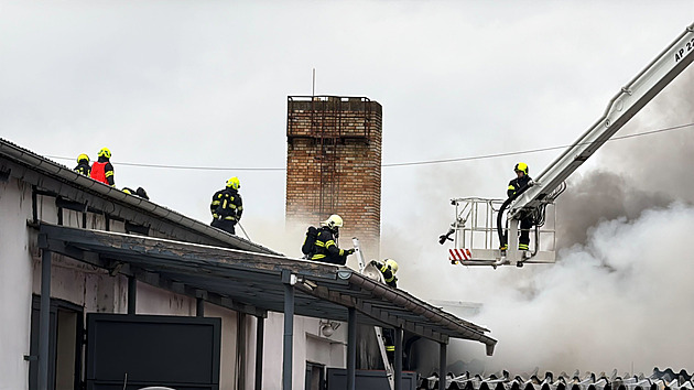 V Nehvizdech dohasili průmyslové haly. Příčinu požáru zachytily kamery