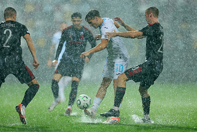 ONLINE: Rijeka - Sparta 0:0, sudí zápas kvůli počasí přerušil, verdikt padne v 19.40
