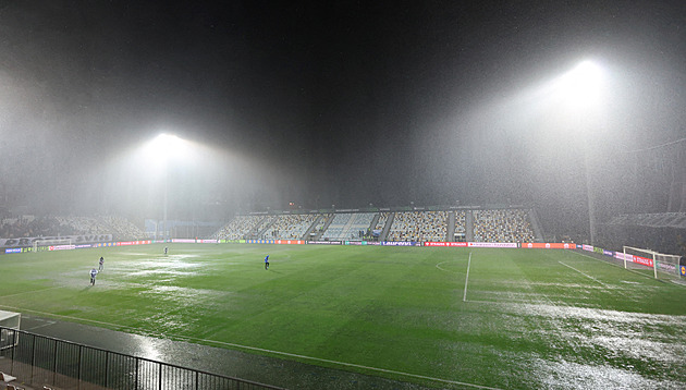 ONLINE: Rijeka - Sparta 0:0, přerušený zápas se dohrává, Ndockyt míří vedle