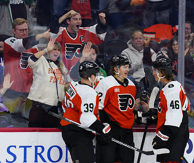 Philadelphia udolala Islanders, do akce jdou v NHL Pastrňák s Nečasem