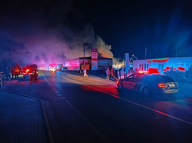 Na Litoměřicku hoří sklad s pyrotechnikou. Hasiči vyhlásili třetí stupeň poplachu